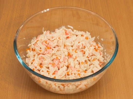 Салат «Жемчужина» с кальмарами и красной икрой