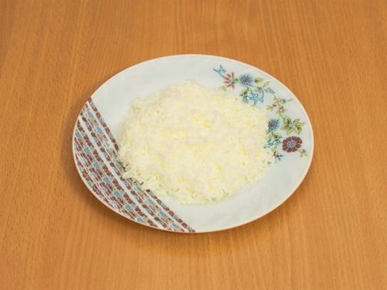 Салат «Жемчужина» с кальмарами и красной икрой