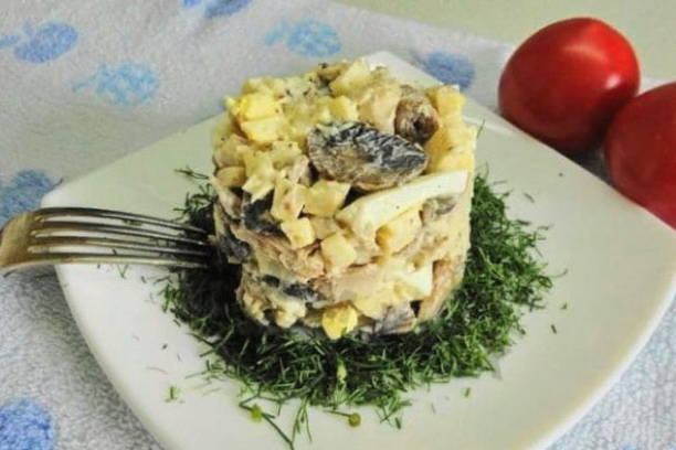 Салат «Дубок» с курицей, шампиньонами и сыром