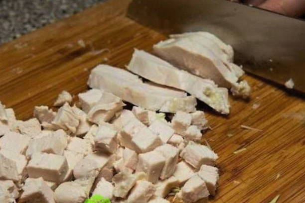Салат «Дубок» с курицей, шампиньонами и сыром