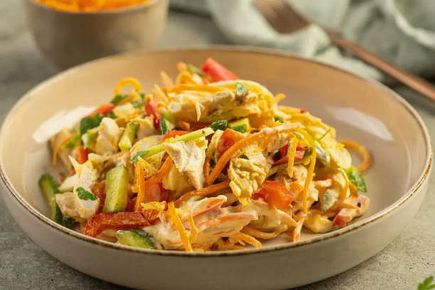 Салат «Для мамы» с корейской морковью и курицей