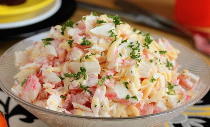 Салат «Дипломат» с крабовыми палочками и помидорами