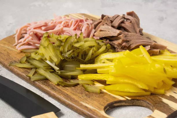 Салат «Дамский каприз» с языком ветчиной и грибами