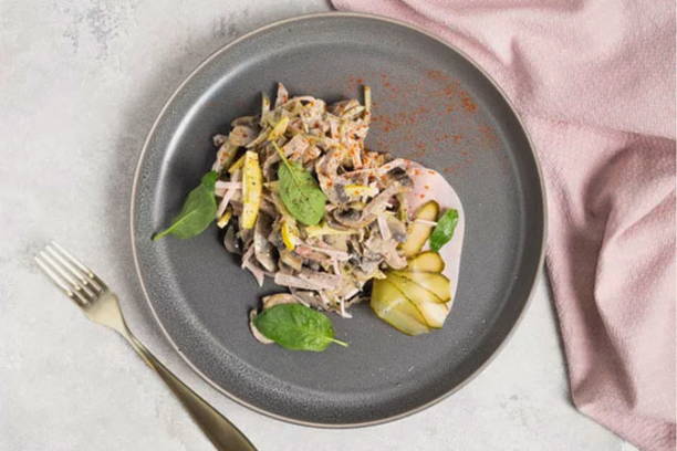 Салат «Дамский каприз» с языком ветчиной и грибами