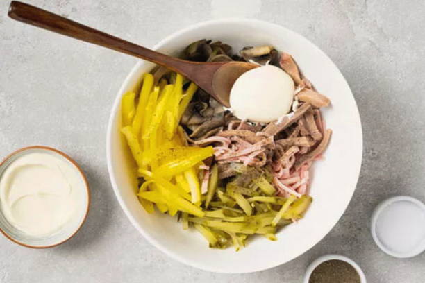 Салат «Дамский каприз» с языком ветчиной и грибами