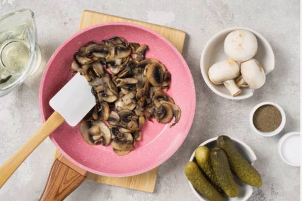 Салат «Дамский каприз» с языком ветчиной и грибами