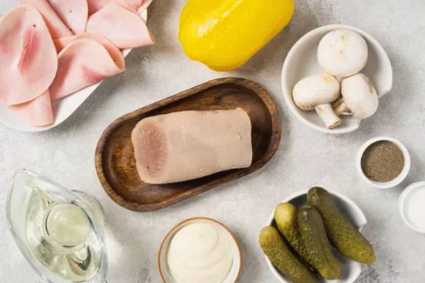 Салат «Дамский каприз» с языком ветчиной и грибами