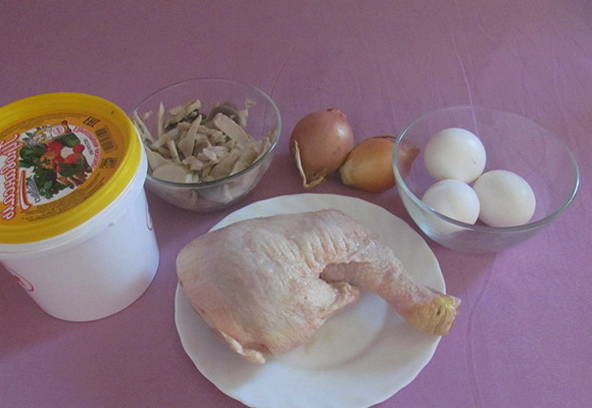 Салат «Дамский каприз» с курицей и грибами