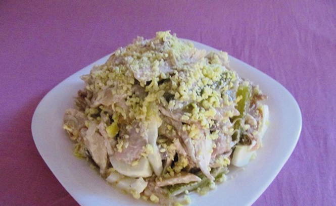 Салат «Дамский каприз» с курицей и грибами