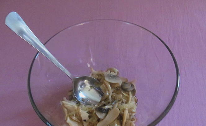 Салат «Дамский каприз» с курицей и грибами