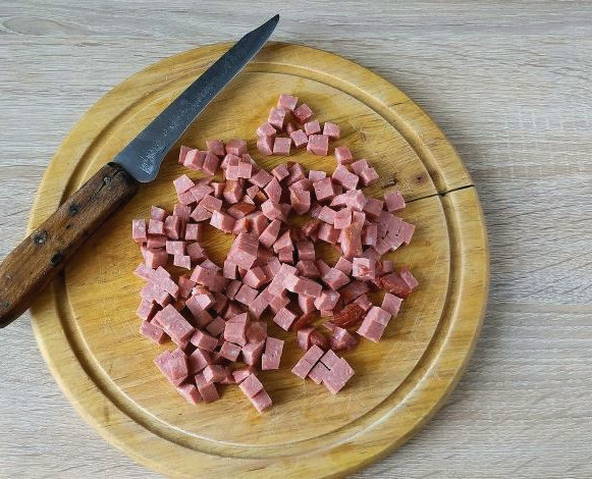 Салат «Ежик» с копченой колбасой, кукурузой и сыром