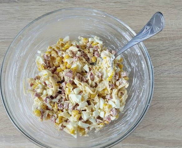 Салат «Ежик» с копченой колбасой, кукурузой и сыром