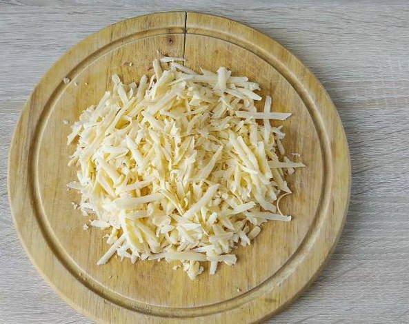 Салат «Ежик» с копченой колбасой, кукурузой и сыром