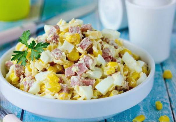 Салат «Ежик» с копченой колбасой, кукурузой и сыром