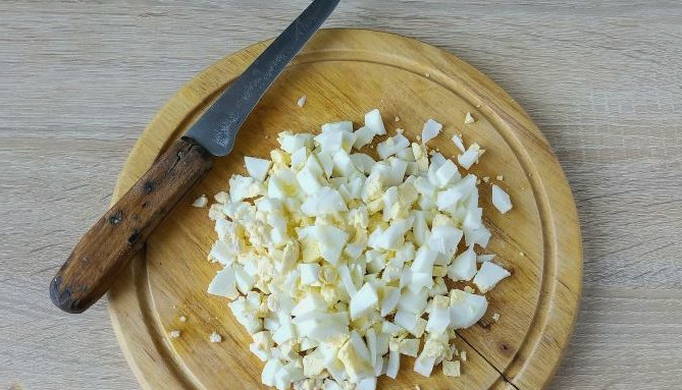 Салат «Ежик» с копченой колбасой, кукурузой и сыром