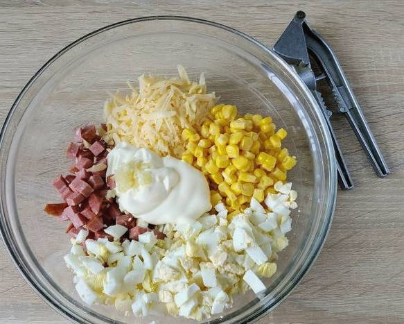 Салат «Ежик» с копченой колбасой, кукурузой и сыром