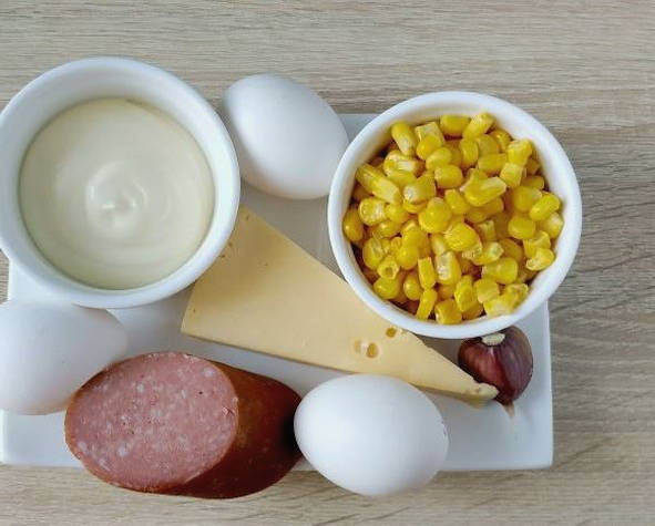 Салат «Ежик» с копченой колбасой, кукурузой и сыром