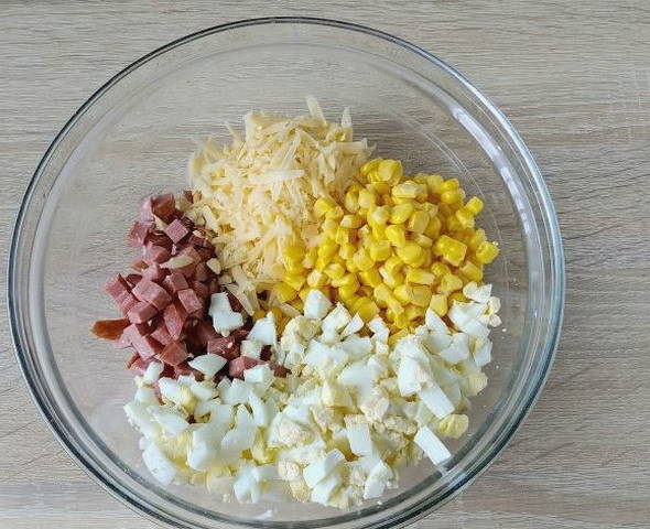 Салат «Ежик» с копченой колбасой, кукурузой и сыром