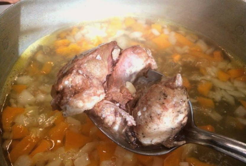 Суп с фасолью и тушенкой