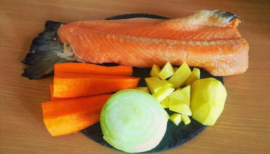 Суп с красной рыбой и сливочным сыром
