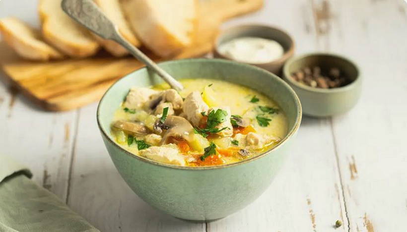 Грибной суп из шампиньонов с курицей, картофелем и плавленым сыром