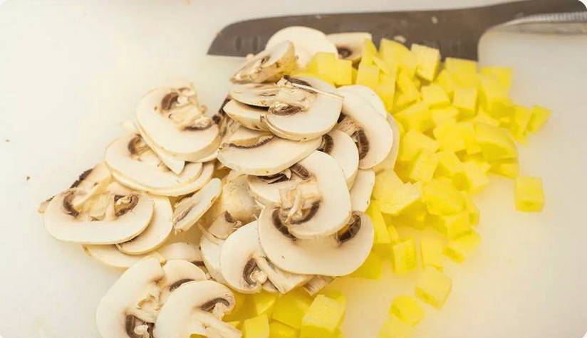 Грибной суп из шампиньонов с курицей, картофелем и плавленым сыром