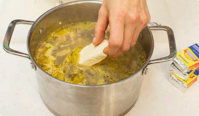 Грибной суп из шампиньонов с курицей, картофелем и плавленым сыром