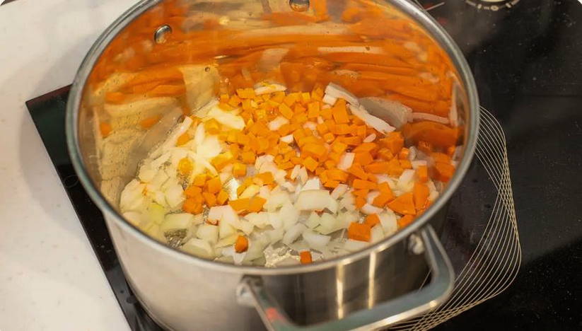 Грибной суп из шампиньонов с курицей, картофелем и плавленым сыром