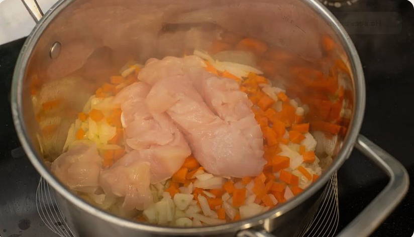 Грибной суп из шампиньонов с курицей, картофелем и плавленым сыром