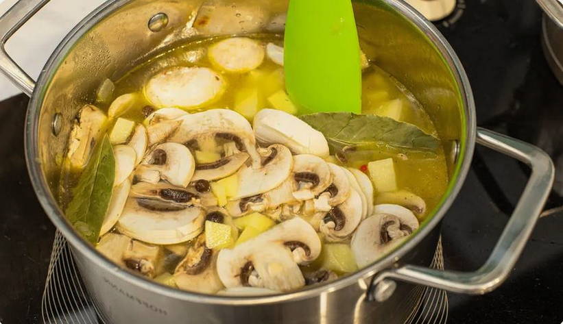 Грибной суп из шампиньонов с курицей, картофелем и плавленым сыром