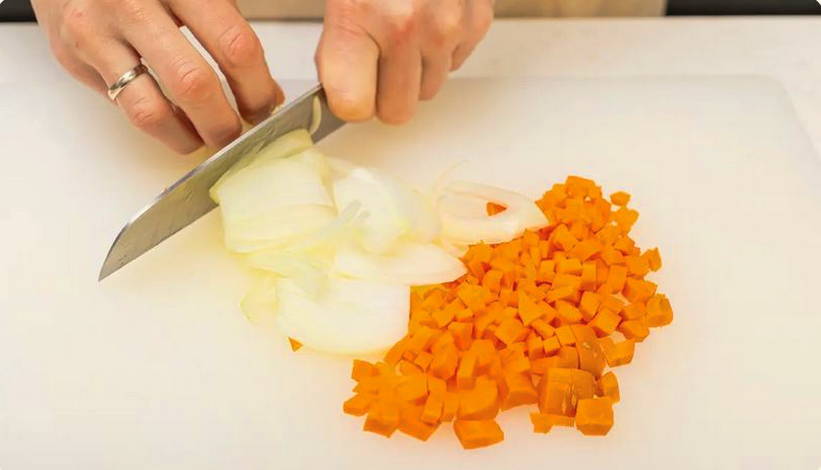 Грибной суп из шампиньонов с курицей, картофелем и плавленым сыром