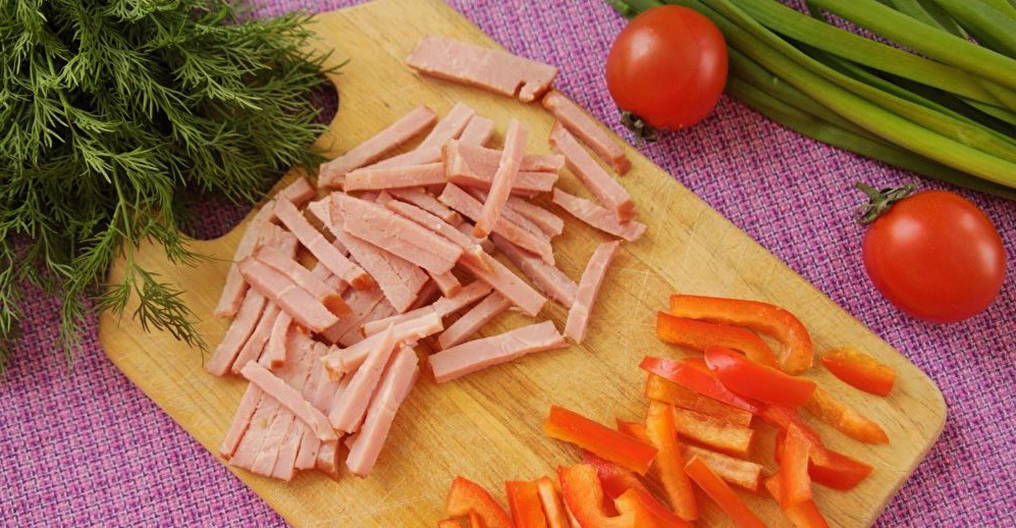 Салат «Дамский каприз» с языком и ветчиной