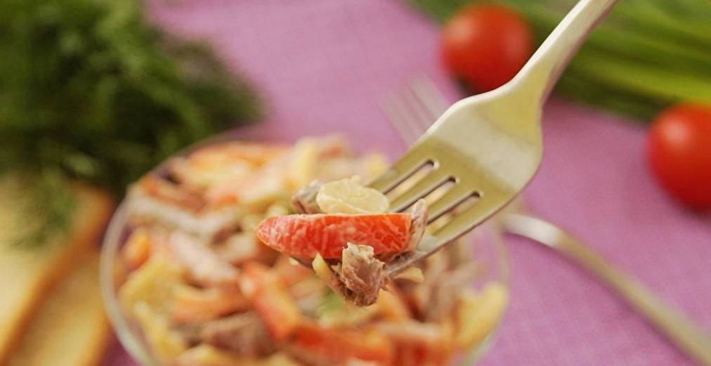 Салат «Дамский каприз» с языком и ветчиной