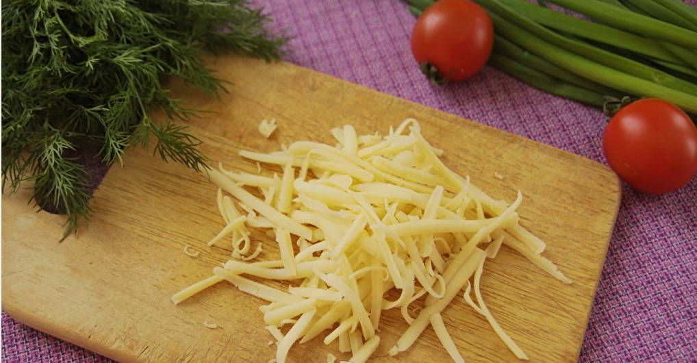 Салат «Дамский каприз» с языком и ветчиной