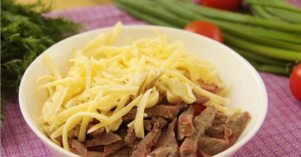 Салат «Дамский каприз» с языком и ветчиной