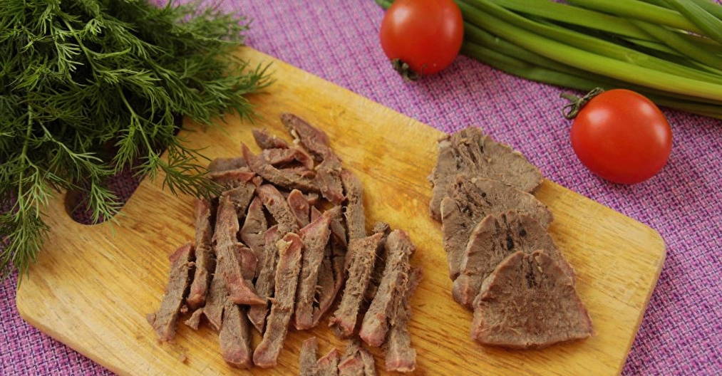 Салат «Дамский каприз» с языком и ветчиной