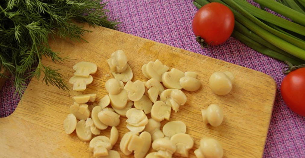 Салат «Дамский каприз» с языком и ветчиной