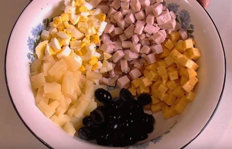 Салат «Дамский каприз» с копченой курицей