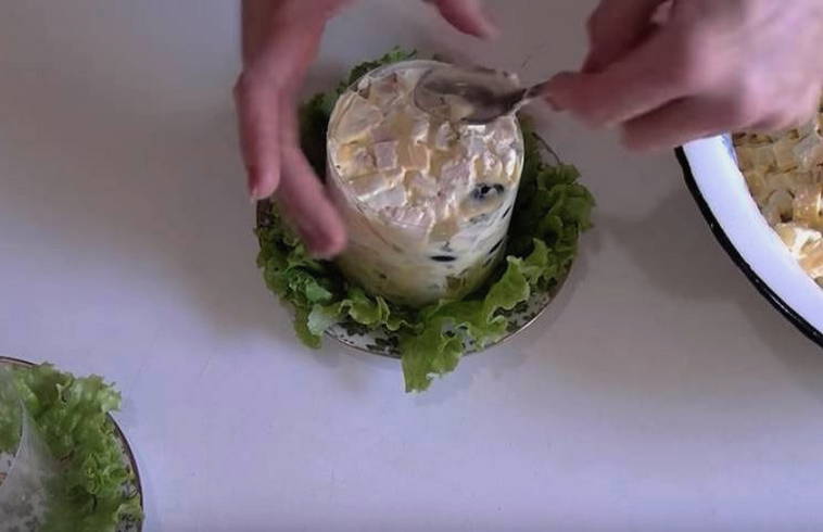 Салат «Дамский каприз» с копченой курицей