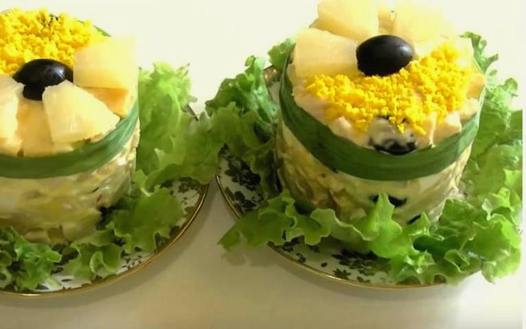 Салат «Дамский каприз» с копченой курицей