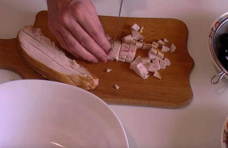 Салат «Дамский каприз» с копченой курицей