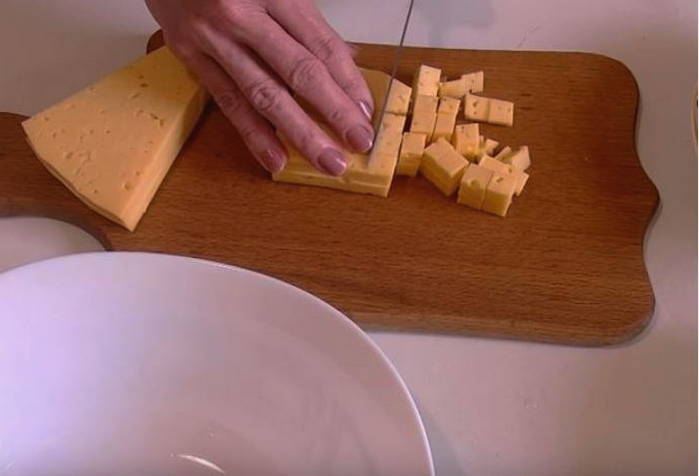 Салат «Дамский каприз» с копченой курицей