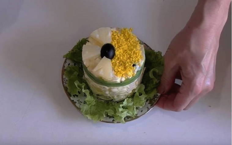 Салат «Дамский каприз» с копченой курицей