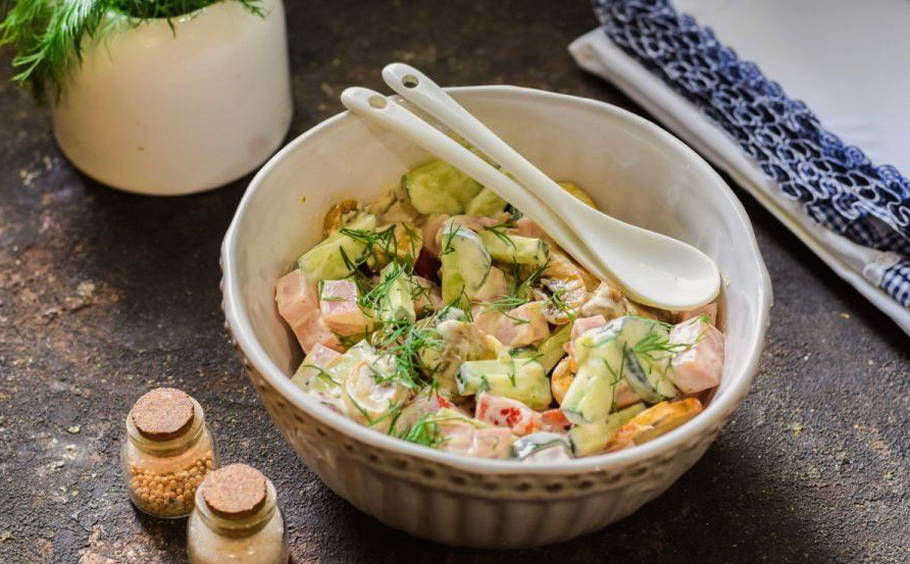 Салат «Дамский каприз» с ветчиной и грибами