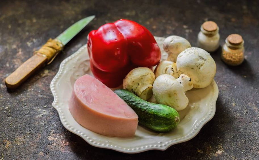 Салат «Дамский каприз» с ветчиной и грибами