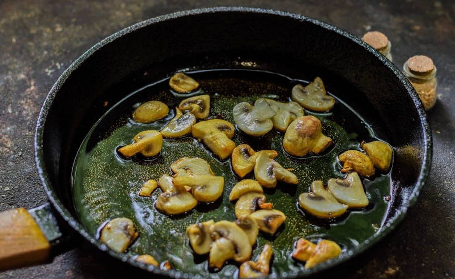 Салат «Дамский каприз» с ветчиной и грибами