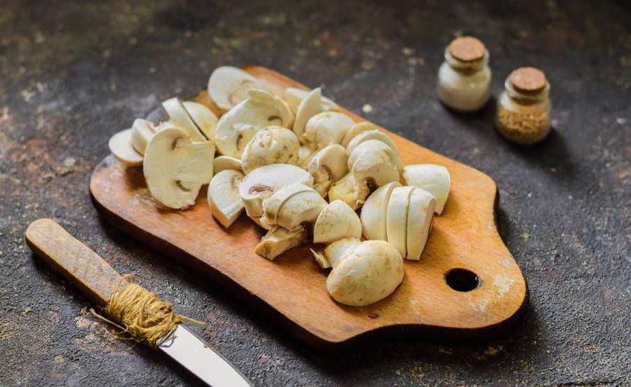 Салат «Дамский каприз» с ветчиной и грибами