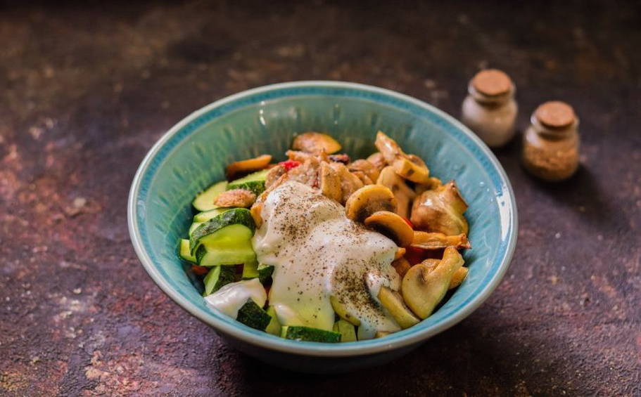 Салат «Дамский каприз» с ветчиной и грибами