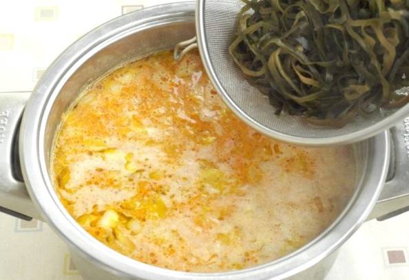 Суп из морской капусты с яйцом и курицей