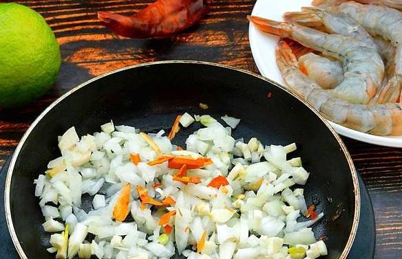 Суп том ям с курицей и грибами